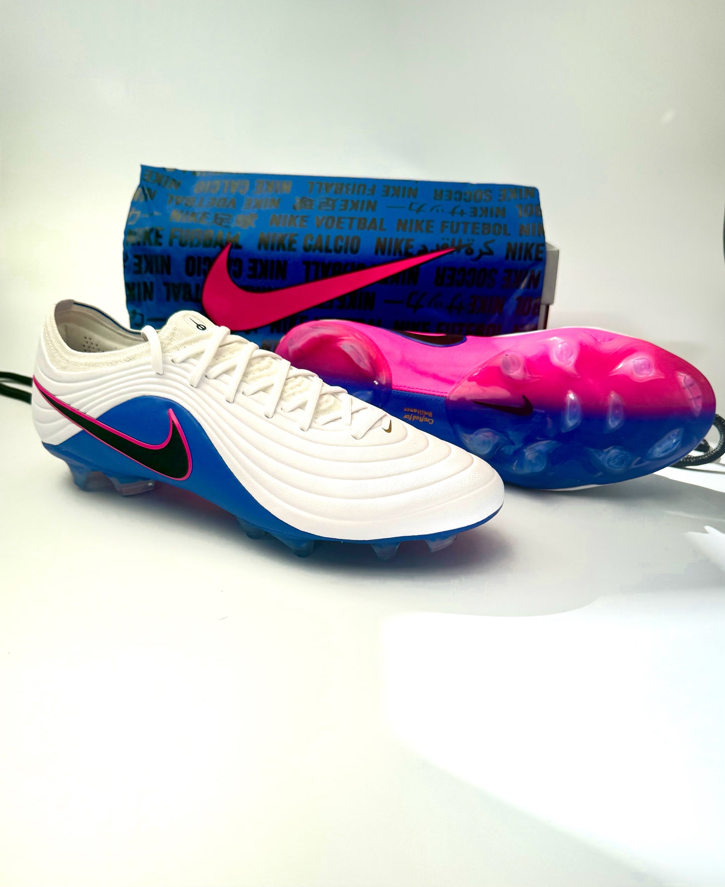 Nike Tiempo Maestro Elite FG White/Black/Racer Blue/Pink Blast 'Attack pack'